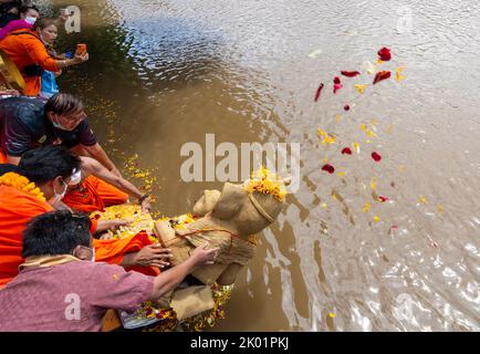 Thaïlande. 09th septembre 2022. Les dévotés immergent une idole de la déité hindoue à tête d'éléphant Ganesha dans la rivière Ping lors d'une procession du festival Ganesh Chaturthi. Le festival de 10 jours se terminera sur 9 septembre et se terminera par l'immersion finale des idoles de Ganesha, appelées Visarjan. Crédit : SOPA Images Limited/Alamy Live News Banque D'Images