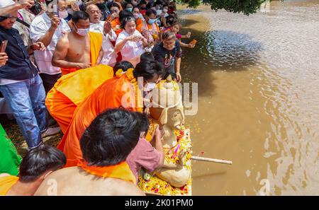 Thaïlande. 09th septembre 2022. Les dévotés immergent une idole de la déité hindoue à tête d'éléphant Ganesha dans la rivière Ping lors d'une procession du festival Ganesh Chaturthi. Le festival de 10 jours se terminera sur 9 septembre et se terminera par l'immersion finale des idoles de Ganesha, appelées Visarjan. Crédit : SOPA Images Limited/Alamy Live News Banque D'Images