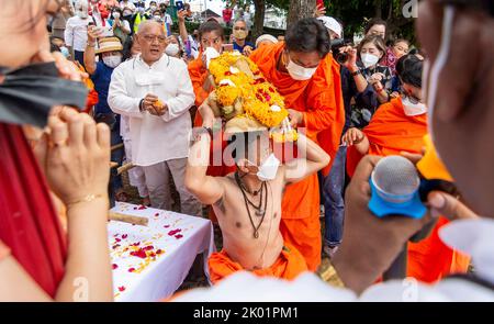 Thaïlande. 09th septembre 2022. Les dévotés adorent une idole de la déité hindoue à tête d'éléphant Ganesha lors d'une procession du festival Ganesh Chaturthi dans la rivière Ping à Chaing Mai. Le festival de 10 jours se terminera sur 9 septembre et se terminera par l'immersion finale des idoles de Ganesha, appelées Visarjan. Crédit : SOPA Images Limited/Alamy Live News Banque D'Images
