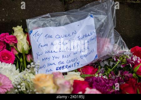 Edinburgh, Royaume-Uni. 09 septembre 2022 en photo : un message de condoléances sur les fleurs laissées au Palais de Holyroodhouse. Crédit : Rich Dyson/Alay Live News Banque D'Images