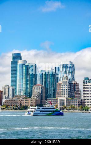 Un ferry pour la baie de San Francisco en face de la ville de San Francisco Banque D'Images