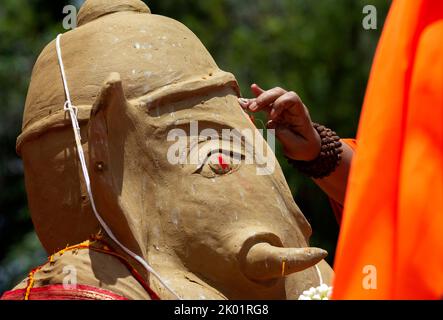 Thaïlande. 09th septembre 2022. Les dévotés adorent une idole de la déité hindoue à tête d'éléphant Ganesha lors d'une procession du festival Ganesh Chaturthi. Le festival de 10 jours se terminera sur 9 septembre et se terminera par l'immersion finale des idoles de Ganesha, appelées Visarjan. (Photo de Pongmanat Tasiri/SOPA Images/Sipa USA) crédit: SIPA USA/Alay Live News Banque D'Images