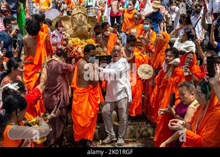 Thaïlande. 09th septembre 2022. Les dévotés portent une idole de la déité hindoue à tête d'éléphant Ganesha dans la rivière Ping pendant une procession du festival Ganesh Chaturthi. Le festival de 10 jours se terminera sur 9 septembre et se terminera par l'immersion finale des idoles de Ganesha, appelées Visarjan. (Photo de Pongmanat Tasiri/SOPA Images/Sipa USA) crédit: SIPA USA/Alay Live News Banque D'Images