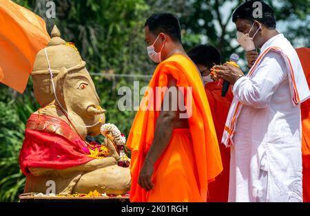 Thaïlande. 09th septembre 2022. Les dévotés adorent une idole de la déité hindoue à tête d'éléphant Ganesha lors d'une procession du festival Ganesh Chaturthi. Le festival de 10 jours se terminera sur 9 septembre et se terminera par l'immersion finale des idoles de Ganesha, appelées Visarjan. (Photo de Pongmanat Tasiri/SOPA Images/Sipa USA) crédit: SIPA USA/Alay Live News Banque D'Images