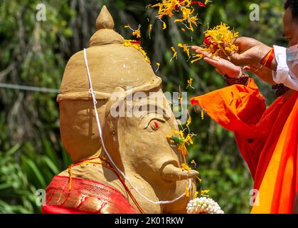 Thaïlande. 09th septembre 2022. Les dévotés dispersent des fleurs sur une idole de la déité hindoue à tête d'éléphant Ganesha lors d'une procession du festival Ganesh Chaturthi. Le festival de 10 jours se terminera sur 9 septembre et se terminera par l'immersion finale des idoles de Ganesha, appelées Visarjan. (Photo de Pongmanat Tasiri/SOPA Images/Sipa USA) crédit: SIPA USA/Alay Live News Banque D'Images
