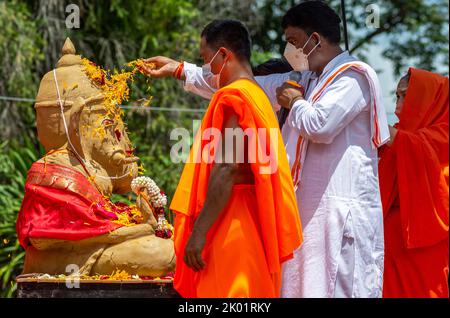 Thaïlande. 09th septembre 2022. Les dévotés dispersent des fleurs sur une idole de la déité hindoue à tête d'éléphant Ganesha lors d'une procession du festival Ganesh Chaturthi. Le festival de 10 jours se terminera sur 9 septembre et se terminera par l'immersion finale des idoles de Ganesha, appelées Visarjan. (Photo de Pongmanat Tasiri/SOPA Images/Sipa USA) crédit: SIPA USA/Alay Live News Banque D'Images