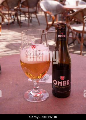 Sint Niklaas, Belgique, 4 septembre 2022, Omer bière blonde traditionnelle belge avec verre à bière Banque D'Images