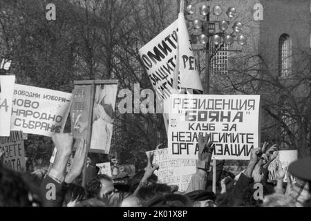 Rassemblement d'orgonisations indépendantes, Saint Alexandre Nevsky Sq., Sofia, Bulgarie. La première manifestation de l'opposition depuis le coup d'État du 10 novembre 1989. Banque D'Images