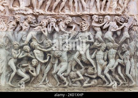 Jugement dernier, Apocalypse (par Lorenzo Maitani, 14th siècle) - détail - Bas-relief du pilier 4th - façade de la cathédrale d'Orvieto - Ombrie - Italie Banque D'Images