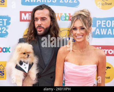 Pete Wicks et Laura Anderson assistent aux "Mirror People’s PET Awards" au Grovenor House Hotel, Londres, Royaume-Uni, le 8th septembre 2022. Banque D'Images