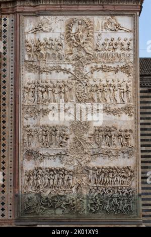 Jugement dernier, Apocalypse (par Lorenzo Maitani, 14th siècle) - détail - Bas-relief du pilier 4th - façade de la cathédrale d'Orvieto - Ombrie - Italie Banque D'Images