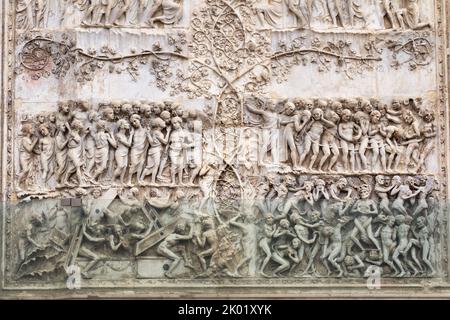 Jugement dernier, Apocalypse (par Lorenzo Maitani, 14th siècle) - détail - Bas-relief du pilier 4th - façade de la cathédrale d'Orvieto - Ombrie - Italie Banque D'Images