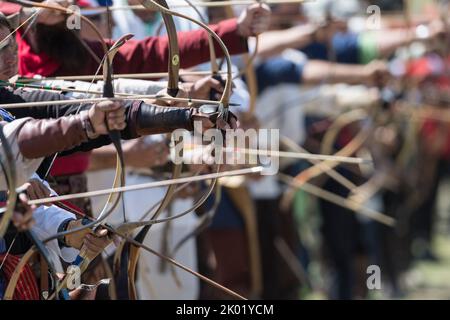 Les archers se prépare avec leurs arcs et flèches lors de leur participation aux Jeux mondiaux de nomade 2018 au Kirghizistan. Banque D'Images