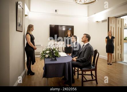 2022-09-09 14:14:40 LA HAYE - le Premier ministre Mark Rutte et le ministre Wopke Hoekstra (Affaires étrangères) signent le registre des condoléances de la reine Elizabeth à l'ambassade britannique sur Lange Voorhout. Ici, les parties intéressées pourraient écrire un message d'adieu pour la reine, qui est décédée à l'âge de 96 ans. ANP KOEN VAN WEEL pays-bas hors - belgique hors Banque D'Images