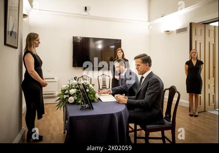 2022-09-09 14:14:22 LA HAYE - le Premier ministre Mark Rutte et le ministre Wopke Hoekstra (Affaires étrangères) signent le registre des condoléances de la reine Elizabeth à l'ambassade britannique sur Lange Voorhout. Ici, les parties intéressées pourraient écrire un message d'adieu pour la reine, qui est décédée à l'âge de 96 ans. ANP KOEN VAN WEEL pays-bas hors - belgique hors Banque D'Images