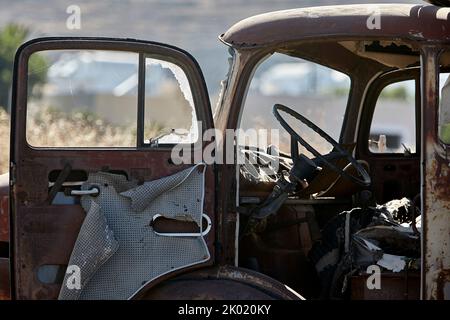 Vieux véhicules cassés et rouillés près de la plage de Perivilos, Santorin Banque D'Images
