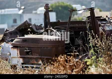Vieux véhicules cassés et rouillés près de la plage de Perivilos, Santorin Banque D'Images
