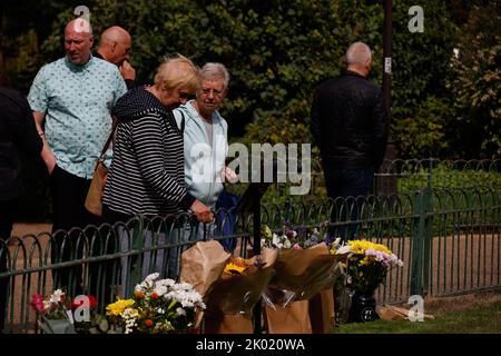 Royal Pavilion, ville de Brighton & Hove, East Sussex, Royaume-Uni. Personnes de la ville de Brighton et Hove laissant des fleurs de condoléances à la mort de la reine Elizabeth II au Pavillon Royal de Brighton. 9th septembre 2022 Banque D'Images