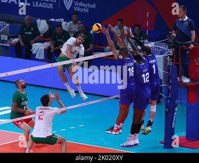 Sofia, Bulgarie - 4 juillet 2022 : des équipes de Bulgarie et du Brésil sont en action lors d'un match de groupe de championnat du monde de volley-ball. Banque D'Images