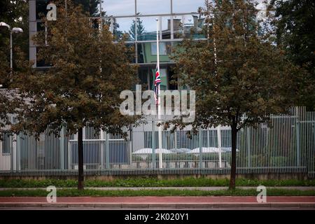 Drapeaux en Berne devant l'ambassade de Grande-Bretagne en raison de dix jours de deuil officiel pour la mort de la reine Elizabeth II à Sarajevo, Bosnie-Herzégovine sur 9 septembre 2022. Photo: Armin Durgut/PIXSELL Banque D'Images