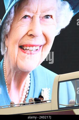 Londres, Royaume-Uni. 8th septembre 2022. Les touristes en bus touristique passent devant une image géante de la reine Elizabeth II à Piccadilly Circus, dans le centre de Londres, le lendemain de la mort du monarque britannique. Credit: James Boardman / Alamy Live News Banque D'Images