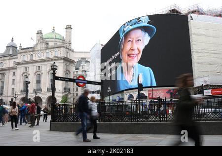 Londres, Royaume-Uni. 8th septembre 2022. Une image géante de la reine Elizabeth II est vue sur un écran de Piccadilly Circus dans le centre de Londres le lendemain de la mort du monarque britannique. Credit: James Boardman / Alamy Live News Banque D'Images