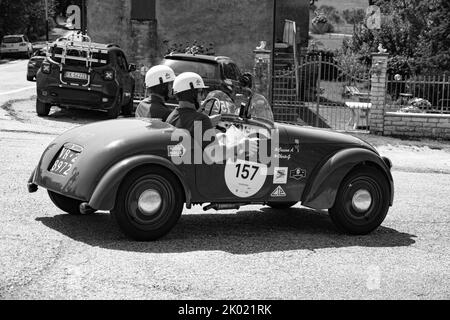 URBINO - ITALIE - 16 - 2022 juin : FIAT 500 SPORT 1949 sur une vieille voiture de course en rallye mille Miglia 2022 la célèbre course historique italienne (1927-1957 Banque D'Images