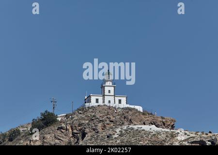 Le phare d'Akrotiri est un phare datant de 19th ans situé sur l'île grecque de Santorin. Banque D'Images