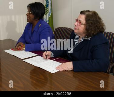 Signature d'un accord de service, avec la directrice du capital humain en chef, Janie Payne, la directrice de la politique et de la gestion sur le terrain, Patricia Hoban-Moore, et d'autres fonctionnaires présents. Banque D'Images