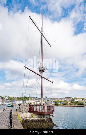 Réplique du mât d'un galléon espagnol surplombant le port de Kinsale.érigé en 2001 pour commémorer le 400th anniversaire de la bataille de Kinsale (1601). Banque D'Images