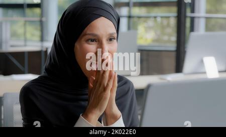 Une jeune femme arabe excitée qui vérifie ses e-mails sur son ordinateur portable se concentre sur la lecture de bonnes nouvelles surprise heureuse femme d'affaires gagnante célébrant la victoire se réjouit Banque D'Images