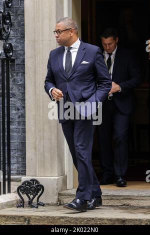 Londres, Royaume-Uni. 09th septembre 2022. James, le secrétaire d'État aux Affaires étrangères, du Commonwealth et du développement, quitte la rue Downing pour le Parlement. Crédit : SOPA Images Limited/Alamy Live News Banque D'Images