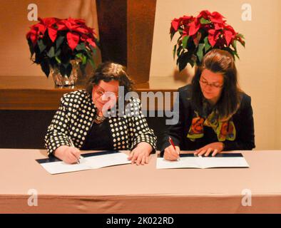 Signature de l'entente sur les services aux anciens combattants sans abri, avec Patricia Hoban-Moore, directrice de la politique et de la gestion du Bureau de la gestion sur le terrain, et Barbara Poppe, directrice exécutive du Conseil interagences des États-Unis pour les sans-abri. Banque D'Images