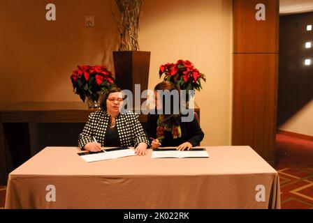 Signature de l'entente sur les services aux anciens combattants sans abri, avec Patricia Hoban-Moore, directrice de la politique et de la gestion du Bureau de la gestion sur le terrain, et Barbara Poppe, directrice exécutive du Conseil interagences des États-Unis pour les sans-abri. Banque D'Images