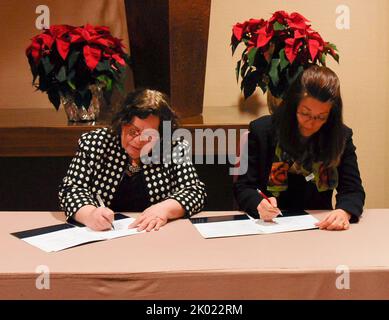 Signature de l'entente sur les services aux anciens combattants sans abri, avec Patricia Hoban-Moore, directrice de la politique et de la gestion du Bureau de la gestion sur le terrain, et Barbara Poppe, directrice exécutive du Conseil interagences des États-Unis pour les sans-abri. Banque D'Images