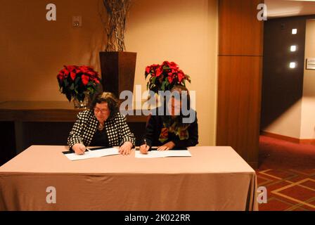 Signature de l'entente sur les services aux anciens combattants sans abri, avec Patricia Hoban-Moore, directrice de la politique et de la gestion du Bureau de la gestion sur le terrain, et Barbara Poppe, directrice exécutive du Conseil interagences des États-Unis pour les sans-abri. Banque D'Images