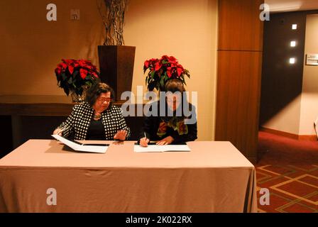 Signature de l'entente sur les services aux anciens combattants sans abri, avec Patricia Hoban-Moore, directrice de la politique et de la gestion du Bureau de la gestion sur le terrain, et Barbara Poppe, directrice exécutive du Conseil interagences des États-Unis pour les sans-abri. Banque D'Images