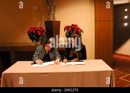 Signature de l'entente sur les services aux anciens combattants sans abri, avec Patricia Hoban-Moore, directrice de la politique et de la gestion du Bureau de la gestion sur le terrain, et Barbara Poppe, directrice exécutive du Conseil interagences des États-Unis pour les sans-abri. Banque D'Images