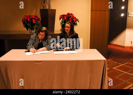 Signature de l'entente sur les services aux anciens combattants sans abri, avec Patricia Hoban-Moore, directrice de la politique et de la gestion du Bureau de la gestion sur le terrain, et Barbara Poppe, directrice exécutive du Conseil interagences des États-Unis pour les sans-abri. Banque D'Images