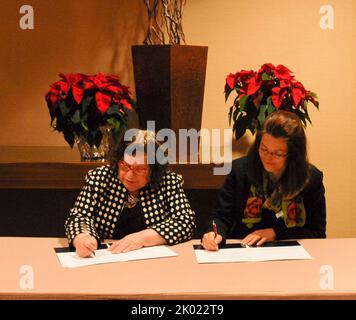 Signature de l'entente sur les services aux anciens combattants sans abri, avec Patricia Hoban-Moore, directrice de la politique et de la gestion du Bureau de la gestion sur le terrain, et Barbara Poppe, directrice exécutive du Conseil interagences des États-Unis pour les sans-abri. Banque D'Images