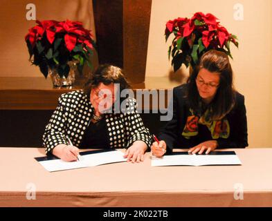 Signature de l'entente sur les services aux anciens combattants sans abri, avec Patricia Hoban-Moore, directrice de la politique et de la gestion du Bureau de la gestion sur le terrain, et Barbara Poppe, directrice exécutive du Conseil interagences des États-Unis pour les sans-abri. Banque D'Images