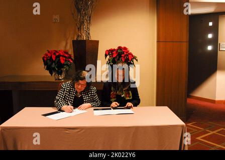 Signature de l'entente sur les services aux anciens combattants sans abri, avec Patricia Hoban-Moore, directrice de la politique et de la gestion du Bureau de la gestion sur le terrain, et Barbara Poppe, directrice exécutive du Conseil interagences des États-Unis pour les sans-abri. Banque D'Images