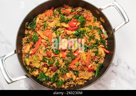 Poulet, poireaux et riz brun sautés par le dessus Banque D'Images