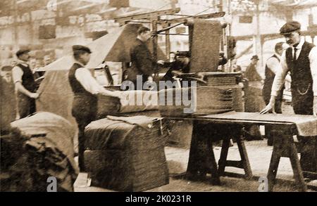 WWI - munitions et fournitures en temps de guerre - tissu uniforme kaki préparé pour l’effort de guerre dans une usine britannique --- première guerre mondiale - munitions et fournitures en temps de guerre - produit d’uniformisation kaki en cours de préparation pour l’effort de guerre dans une usine britannique -- - Erster Weltkrieg - Kriegsmunition und Vorräte - Khaki-Uniformtuch wird für die Kriegsanstronungen in einer britischen Fabrik vorbereitet --- Banque D'Images