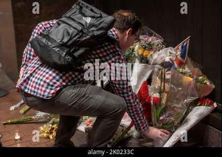 New York, États-Unis. 08th septembre 2022. Un membre du public place des fleurs pour sa Majesté la reine Elizabeth II devant le consulat général britannique à New York. Selon une déclaration publiée par Buckingham Palace le 08 septembre 2022, la reine Elizabeth II de Grande-Bretagne est décédée dans son domaine écossais, le château de Balmoral. La reine, âgée de 96 ans, était le monarque le plus ancien de l'histoire britannique. (Photo par Ron Adar/SOPA Images/Sipa USA) crédit: SIPA USA/Alay Live News Banque D'Images