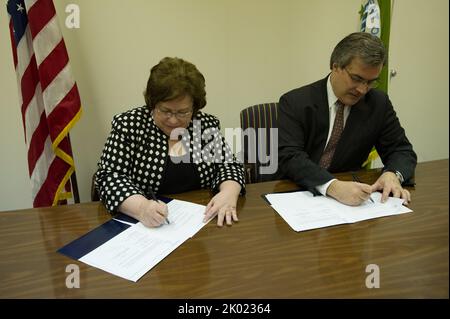 Signature de documents de planification et de développement communautaires, avec Patricia Hoban-Moore, directrice de la politique et de la gestion sur le terrain, et les administrateurs régionaux de la HUD parmi les hauts fonctionnaires présents. Banque D'Images