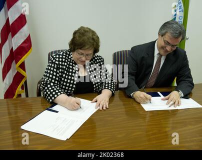 Signature de documents de planification et de développement communautaires, avec Patricia Hoban-Moore, directrice de la politique et de la gestion sur le terrain, et les administrateurs régionaux de la HUD parmi les hauts fonctionnaires présents. Banque D'Images