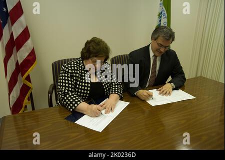 Signature de documents de planification et de développement communautaires, avec Patricia Hoban-Moore, directrice de la politique et de la gestion sur le terrain, et les administrateurs régionaux de la HUD parmi les hauts fonctionnaires présents. Banque D'Images