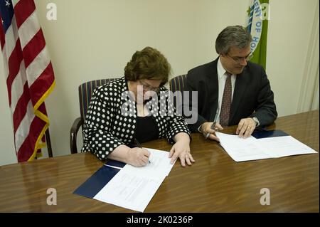 Signature de documents de planification et de développement communautaires, avec Patricia Hoban-Moore, directrice de la politique et de la gestion sur le terrain, et les administrateurs régionaux de la HUD parmi les hauts fonctionnaires présents. Banque D'Images