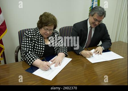 Signature de documents de planification et de développement communautaires, avec Patricia Hoban-Moore, directrice de la politique et de la gestion sur le terrain, et les administrateurs régionaux de la HUD parmi les hauts fonctionnaires présents. Banque D'Images